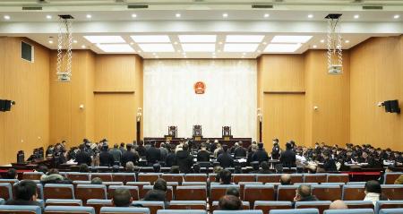 　中国浙江省温州市中級人民法院で行われた犯罪組織「明家」の幹部らの公判。同法院が２月、「微博（ウェイボ）」の公式アカウントで公開した（共同）
