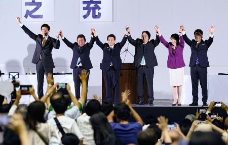名古屋市で開かれた自民党総裁選の演説会を終え、手を取り合う(左から)小林元経済安保相、茂木前幹事長、宮下一郎総裁選挙管理委員長代理、林官房長官、高市前経済安保相、小泉農相=26日