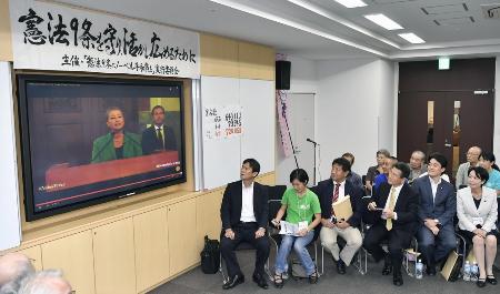 2016年、ノーベル平和賞の中継を見る「憲法9条にノーベル平和賞を」実行委員会の関係者ら=相模原市