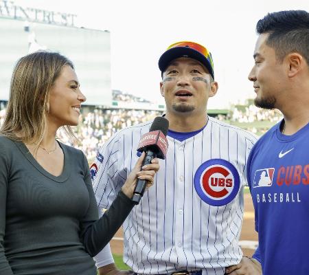 ２８日の試合後にインタビューを受けるカブス・鈴木＝シカゴ