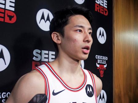 　メディアデーで取材に応じる、ブルズとツーウエー契約の河村＝２９日、シカゴ（共同）