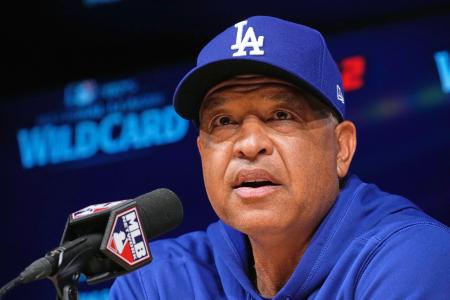 　記者会見するドジャースのロバーツ監督＝２９日、ロサンゼルス（ＡＰ＝共同）