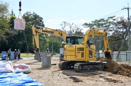 ＰＦＡＳで汚染された土壌の掘削作業＝３０日午前、岡山県吉備中央町