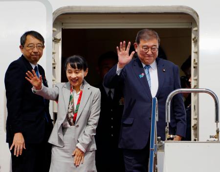 韓国に向け出発する石破首相と妻の佳子さん＝３０日午後、羽田空港