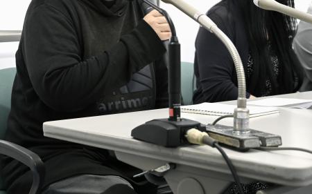 　性別変更の外観要件を「違憲で無効」とした札幌家裁の判断を受け、記者会見する申立人＝３０日午後、札幌市中央区