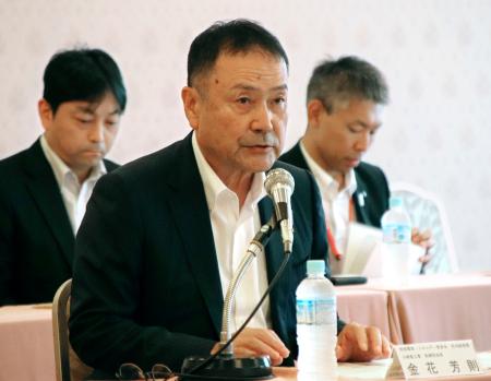 意見交換会であいさつする関経連の金花芳則副会長＝３０日午前、大阪市北区