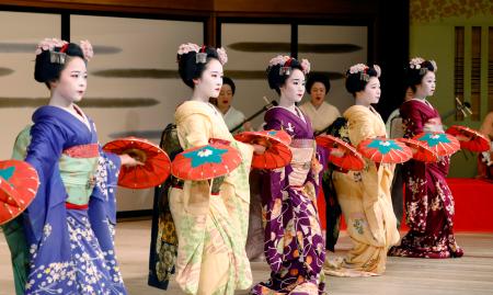 京舞井上流の公演「温習会」を前に、総仕上げの通し稽古「大ざらえ」で所作を確認する舞妓＝３０日午前、京都市東山区