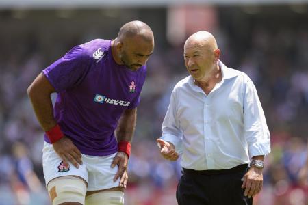 ラグビーのテストマッチのウェールズ戦前、リーチ(左)と話すジョーンズHC=7月、ミクニワールドスタジアム北九州