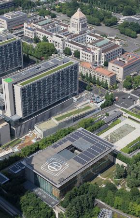 首相官邸（手前）と国会議事堂（奥）＝東京都千代田区