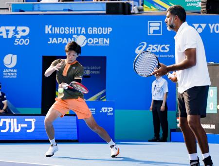 　ダブルス決勝でプレーする柚木武（左）、ロハン・ボパンナ組＝有明コロシアム