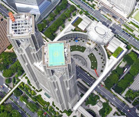 東京都庁舎（左）と都議会議事堂＝東京都新宿区