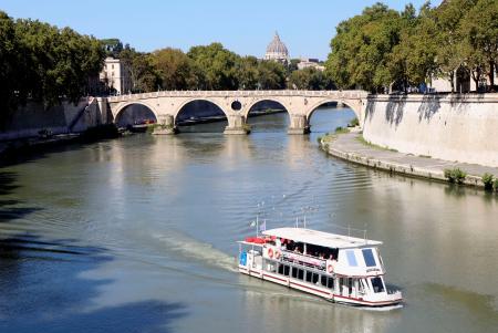 　ローマ中心部を流れるテベレ川＝９月２０日（共同）