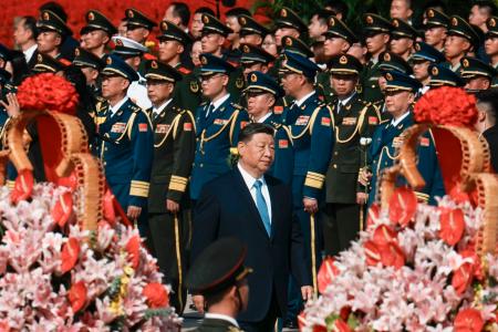 「烈士記念日」の式典に臨む中国の習近平国家主席(手前)=30日、北京の天安門広場(共同)