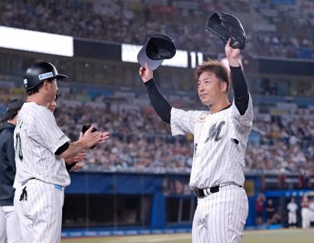 1回途中に降板し、スタンドの声援に応えるロッテ・美馬=ZOZOマリン