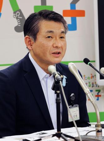 記者会見する東京都八王子市の初宿和夫市長=30日午後、八王子市役所