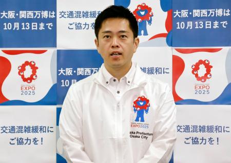 　記者団の取材に応じる大阪府の吉村洋文知事＝３０日午後、大阪府庁