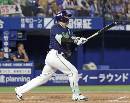 　３回ヤクルト１死一塁、村上が右越えに２ランを放つ＝横浜