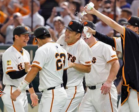 日米通算２００勝を達成し、チームメートから祝福を受ける巨人・田中将（中央）＝東京ドーム