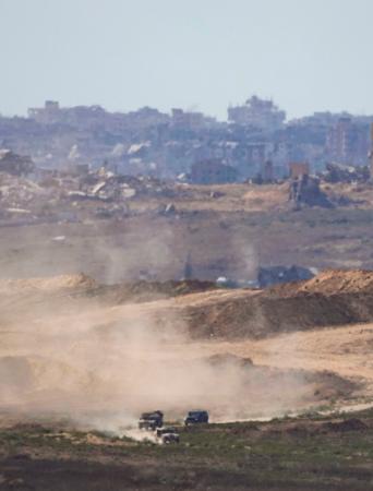 30日、破壊された建物が広がるパレスチナ自治区ガザ北部=イスラエル南部スデロトから撮影(共同)