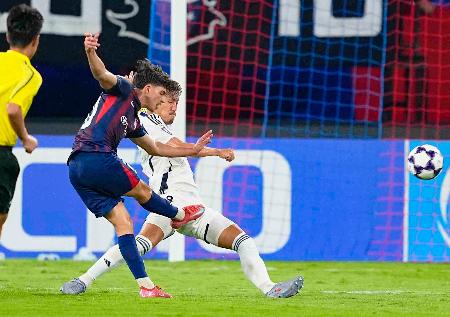 　町田―ジョホール・ダルル・タクジム　後半、競り合う町田・昌子（右）＝ジョホールバル近郊（共同）