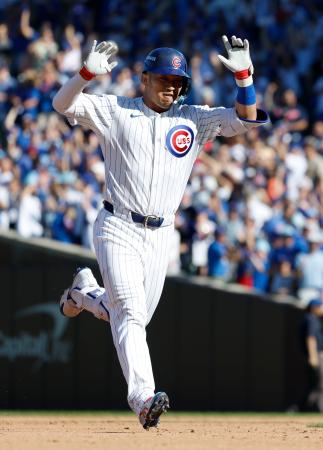 パドレス戦の5回、ソロ本塁打を放ち塁を回るカブス・鈴木=シカゴ(共同)