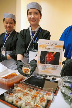 　日本の地方都市をＰＲするイベントで提供されたイクラを使った料理＝９月３０日、ベトナムの首都ハノイ（共同）