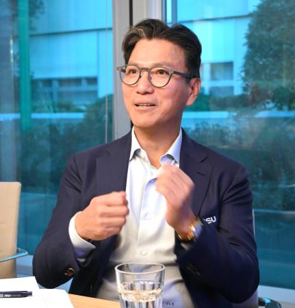 報道陣の取材に応じる国際スケート連盟の金載烈会長＝９月３０日、スイス・ローザンヌ（共同）