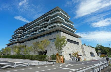 城のような外観が特徴の「エスパシオ　ナゴヤキャッスル」。右奥は名古屋城天守閣＝名古屋市