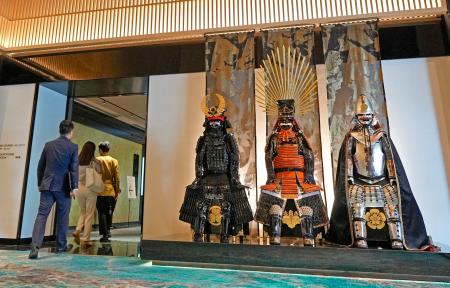 　よろいかぶとが並ぶ「エスパシオ　ナゴヤキャッスル」の宿泊者用エントランス＝名古屋市