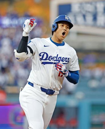 米大リーグ、ワイルドカードシリーズ第1戦のレッズ戦で、1回に先頭打者本塁打を放ち塁を回るドジャースの大谷翔平=9月30日、ロサンゼルス(共同)