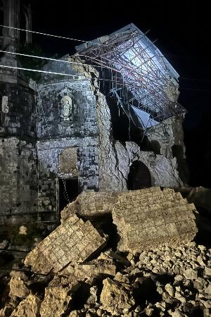 　９月３０日、フィリピン中部セブ島で、地震の被害を受けた教会＝セブ市（Ｖｉｎｃｅ　Ｓｙｌｖａｎ　Ａ．Ｔｏｒｉｎｇ／ＡＰ＝共同）