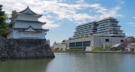 　城のような外観が特徴の「エスパシオ　ナゴヤキャッスル」。左は名古屋城の西北隅櫓（やぐら）＝名古屋市