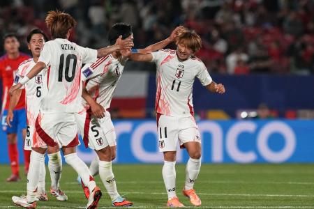 ９月３０日、サッカーのＵ―２０Ｗ杯のチリ戦で２点目のゴールを決めた横山（右）＝サンティアゴ（ＡＰ＝共同）