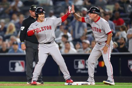 ヤンキース戦の7回、代打で逆転の2点打を放ち喜ぶレッドソックス・吉田(左)=ニューヨーク(ゲッティ=共同)