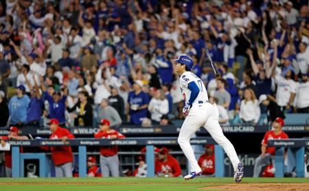 レッズ戦の6回、この試合2本塁打目となる2ランを放ち一塁へ向かうドジャース・大谷=ロサンゼルス(共同)