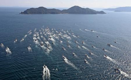 豊漁を祈る宗像大社の神事「みあれ祭」で、玄界灘をパレードする漁船団＝１日午前、福岡県宗像市沖（共同通信社ヘリから）