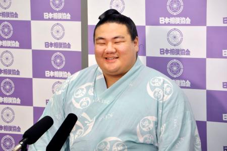 新十両昇進を決め、記者会見する長村改め日向丸=1日、両国国技館