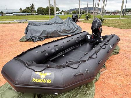 日本政府がマレーシア軍に供与した救難艇＝１日、マレーシア首都圏スランゴール州（共同）