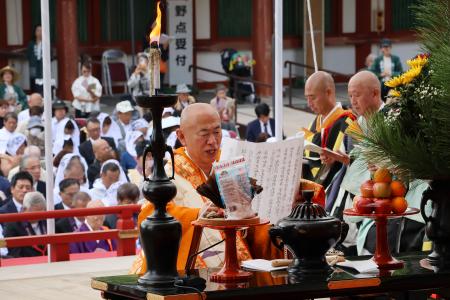 薬師寺で開かれた晋山式で、就任の決意を告げる生駒基達新管主＝１日午前、奈良市