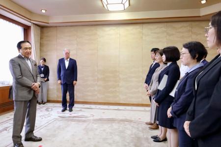 川崎ストーカー事件を受けて神奈川県が立ち上げた特別チームの発足式で、職員らを激励する黒岩祐治知事（左端）＝１日午後、神奈川県庁