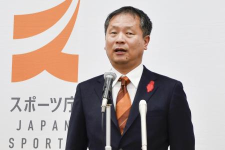 就任記者会見で抱負を語るスポーツ庁の河合純一長官＝１日、文科省