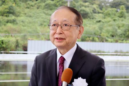 取材に応じる日本自動車研究所の鎌田実所長＝１日午後、茨城県城里町