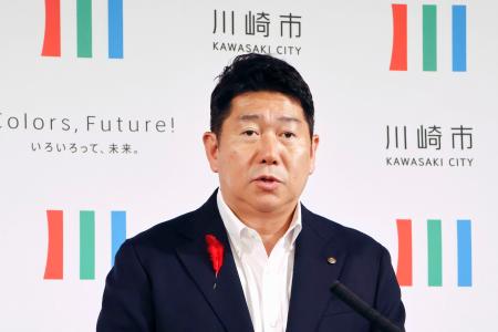 記者会見する川崎市の福田紀彦市長＝１日午後、川崎市役所