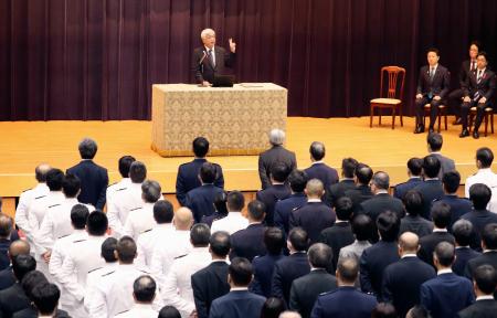式典で訓示する中谷防衛相＝１日午後、防衛省
