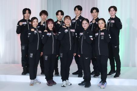 記者会見を終え、記念撮影に応じる(前列左から)千葉百音、樋口新葉、坂本花織、渡辺倫果、島田麻央、(後列左から)三浦佳生、佐藤駿、鍵山優真、山本草太、壷井達也、中田璃士=1日、東京都新宿区