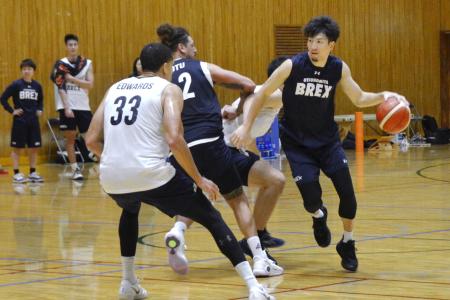 練習するＢ１宇都宮の比江島（右端）＝宇都宮市体育館