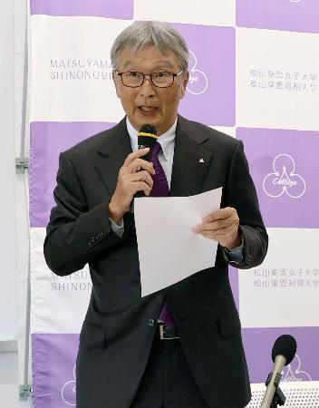記者会見で共学化について説明する学校法人松山東雲学園の丸木公介理事長＝１日午後、松山市