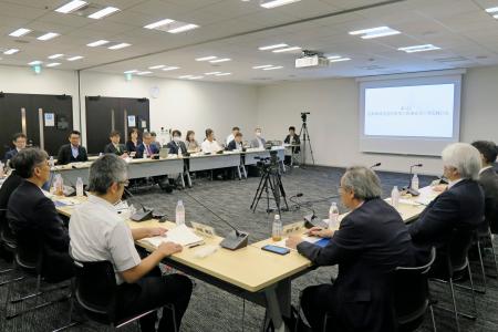 医療事故調査制度について議論した厚労省の検討会＝１日午前、東京都港区