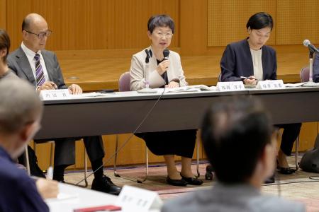 旧優生保護法問題の第１回検証会議を進行する松原洋子座長（中央）＝１日午後、東京都千代田区