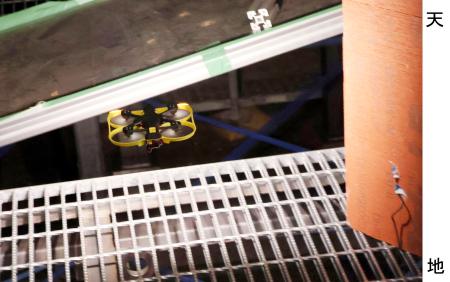 東電福島第１原発３号機の原子炉格納容器を模擬した設備内を飛ぶ超小型ドローン＝１日午後、千葉県柏市